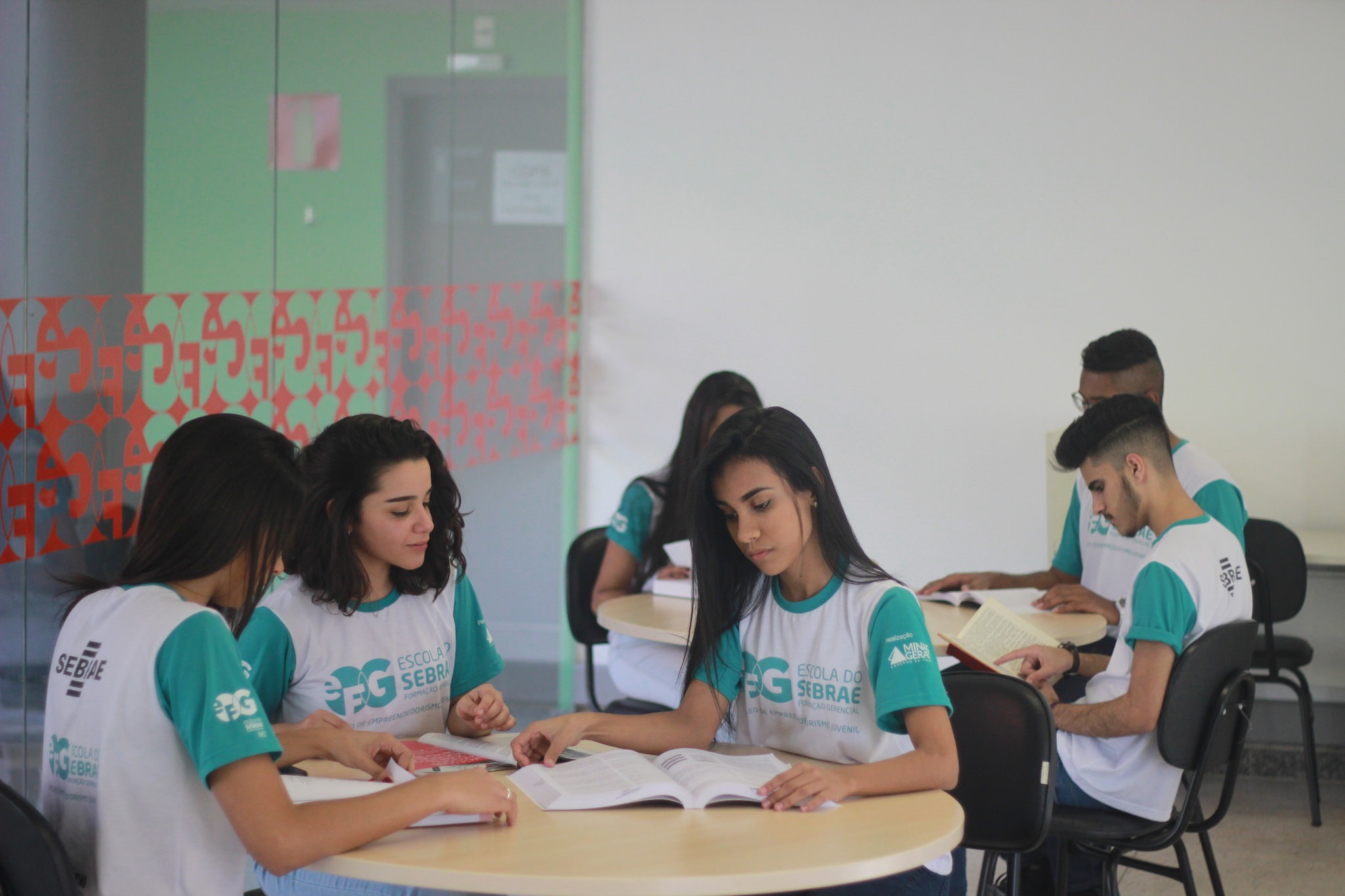 Alunos sentados lendo livros